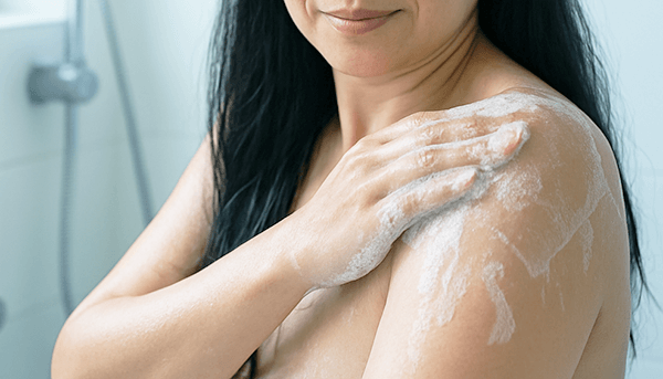 ผู้หญิงอายุ 40+ กำลังอาบน้ำด้วยสบู่